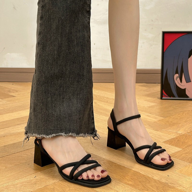 รองเท้าแฟชั่นผู้หญิงส้นเตี้ย ใส่สบาย มีขนาดให้สั่งซื้อ 35 36 37 38 39 40 สนใจทักแชท ฟรีค่าส่ง!