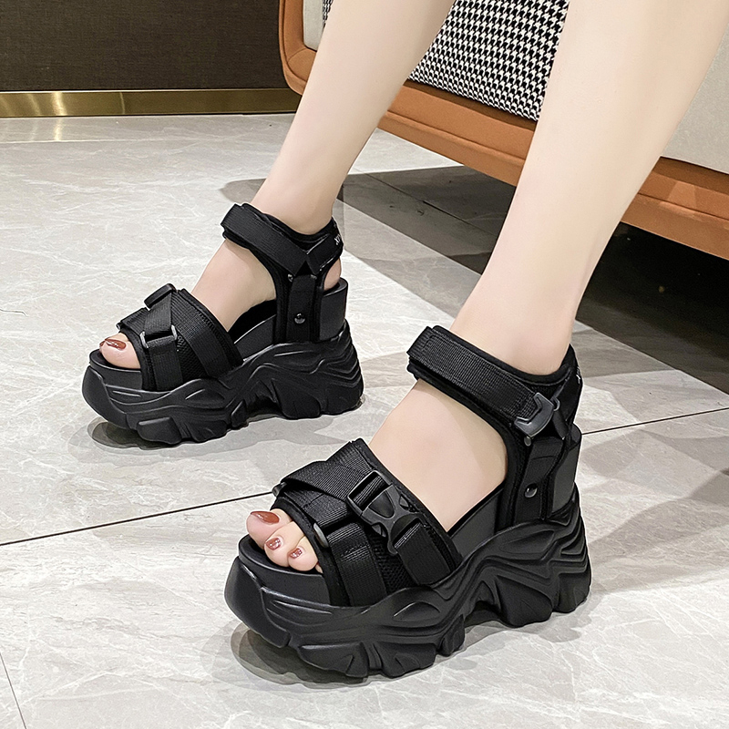 รองเท้าผ้าใบเสริมส้นสูง ไซต์35-39 สนใจทักแชท ฟรีค่าส่ง!