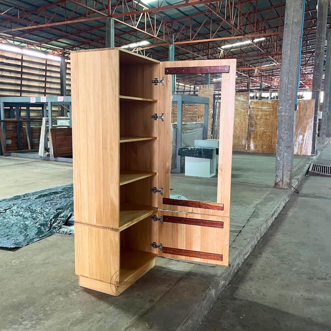 ตู้กระจกไม้สน