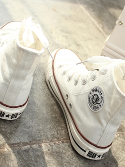 รองเท้าแฟชั่นอินเทรนด์