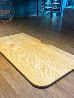 หน้าโต๊ะไม้สนพร้อมฉากเหล็ก