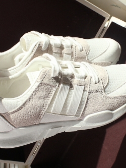 รองเท้าแฟชั่นอินเทรนด์