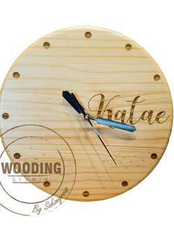 นาฬิกาไม้สนแขวนผนังสลักตัวหนังสือ