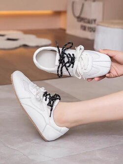 รองเท้าแฟชั่นผู้หญิงส้นเตี้ย ใส่สบาย มีขนาดให้สั่งซื้อ 35 36 37 38 39 40 สนใจทักแชท ฟรีค่าส่ง!