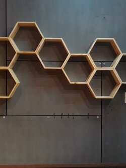 ที่แขวนรังผึ้งไม้สน ทรงหกเหลี่ยม (J416)