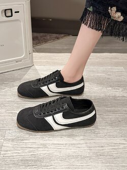 รองเท้าแฟชั่นผู้หญิงส้นเตี้ย ใส่สบาย มีขนาดให้สั่งซื้อ 35 36 37 38 39 40 สนใจทักแชท ฟรีค่าส่ง!