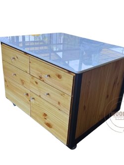 โต๊ะกลางห้องครัว