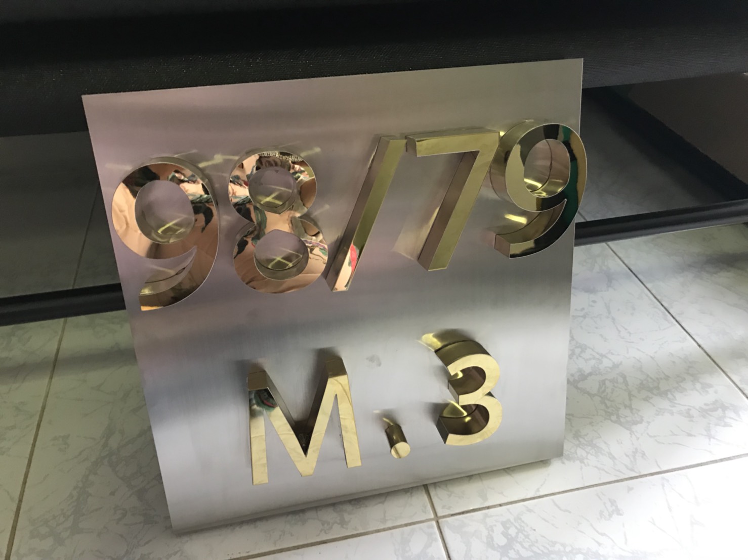 อ กษรสแตนเลสหน าทอง ต ดบนแผ นสแตนเลส บ านเลขท 98 79 m 3 ร านป ายไฟ อ กษรโลหะ กล องไฟ ป ายก ดกรด ร บทำป ายท กชน ด inspired by lnwshop com